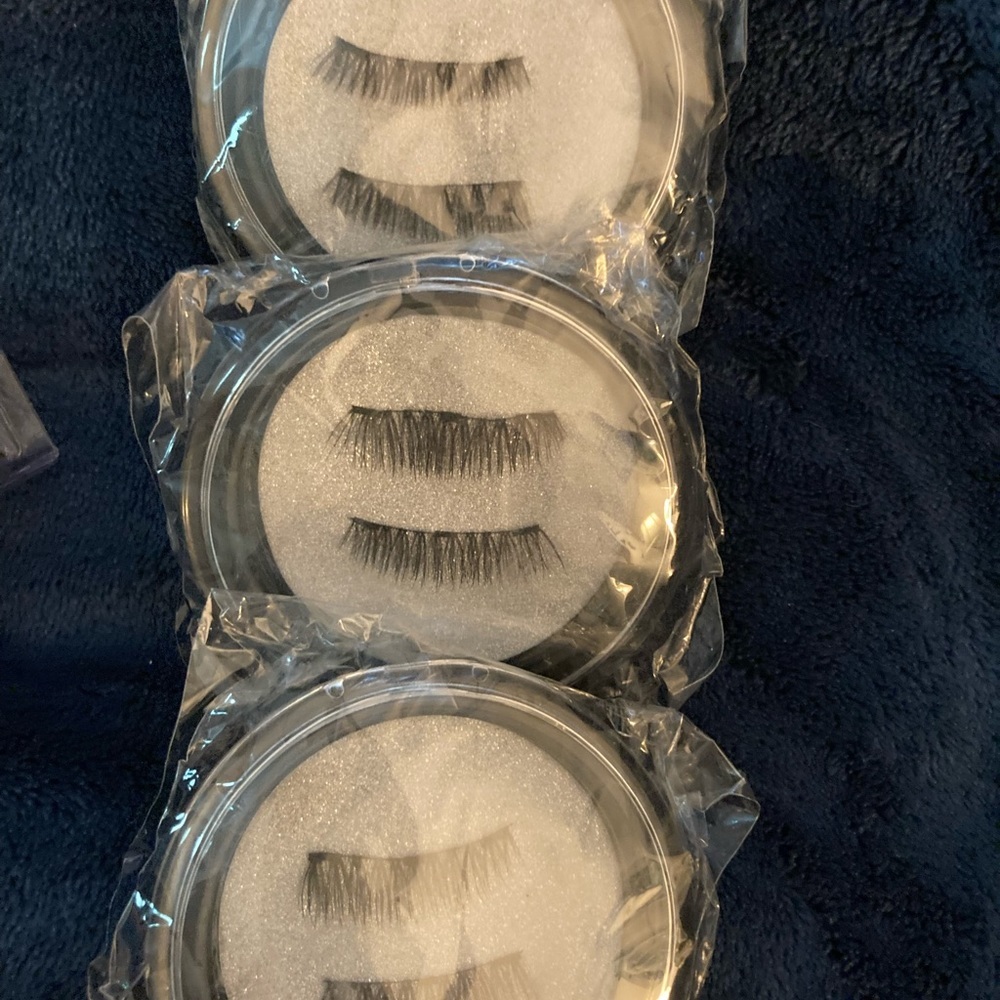 SOLD , Lashes , Lashes. Some magnetic lashes some glue on lashes - Picture 6 of 6